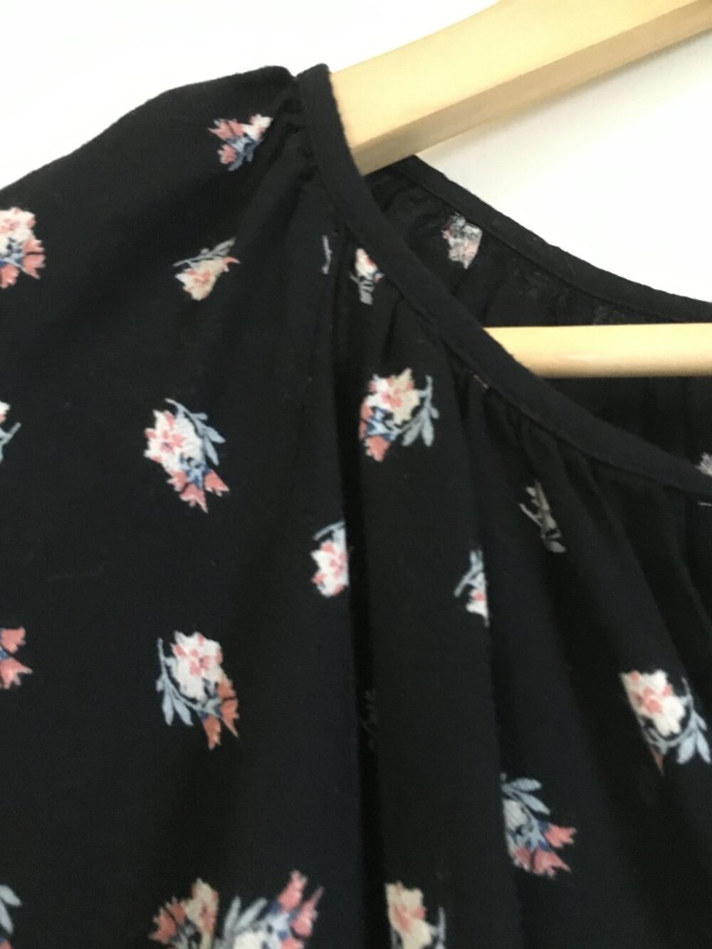 GAP Black Ditsy Floral Flutter Sleeve Tie Front Keyhole Blouse Rayon XS - Picture 8 of 16